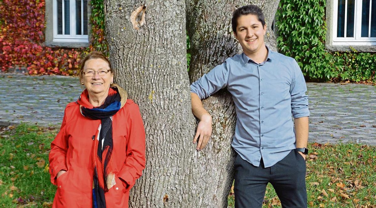 Marita von Garrel (76) als ltestes Mitglied im neuen Rat der Gemeinde Anrchte trifft auf Marc Philipp Schmidt (20), der der jngste Kommualpolitiker in den Reihen der vier Fraktionen sein wird. Foto: Kaupmann