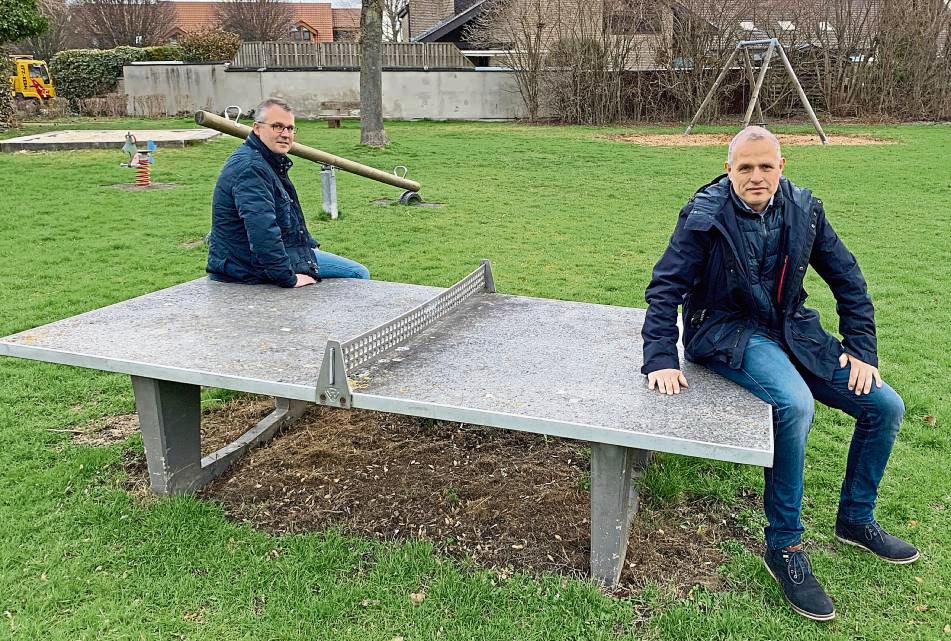 Mattias Brger (r.) und Thomas Gerwin von der Anrchter CDU wollen beim Thema Spielpltze am Ball bleiben. Foto: Ziemke