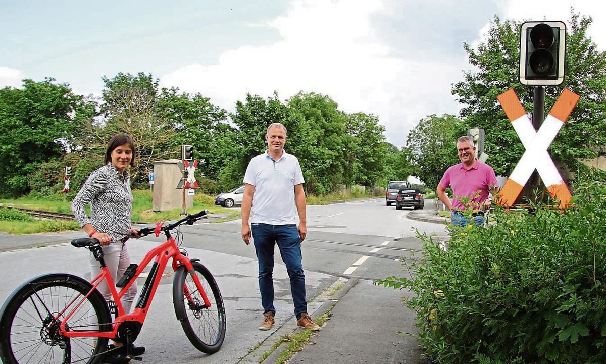 Nach den zwei schweren Unfllen an WLE-Bahnbergngen in der Gemeinde fordern Henrike Freitag, Mattias Brger und Thomas Gerwin (v.l.), dass die Querungen in Augenschein genommen werden, um eventuell fr die Autofahrer die Sicherheit zu erhhen. Foto:Grg